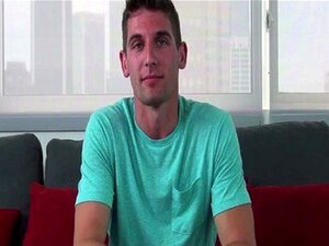 Une débutante porno musclée suce lors de gaycastings