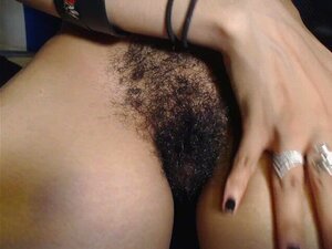 Gros plan HD sur une chatte poilue et charnue