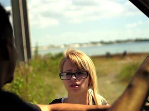 Une mignonne dominée se fait éjaculer sur le visage après s'être