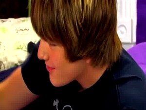 Vidéo gay Ils commencent à se branler et à se gargariser