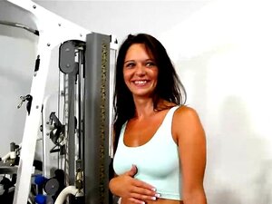 Une bombe de gym amateur fait un entraînement nu sur une bite pour