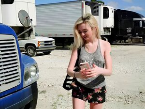 Une blonde Lexi Lore se fait dire qu'elle avait vraiment besoin d'un