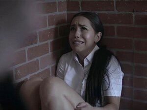 Une conseillère universitaire baise une écolière latina troublée.