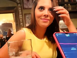 Orgasme public dans un club avec le film lovense chubby - Western stud