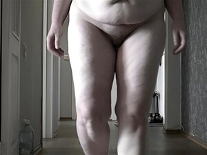 MILF BBW mature entièrement nue avec de gros seins défoncés se