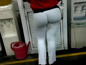 Cul bisexuel en leggings blancs