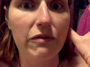 Voyage post orgasmique dans les toilettes pour faire pipi un peu