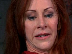 Beauté bourrée avec un jouet dur. Beauté les yeux bandés et