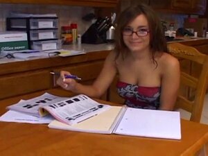 Étudiante brune avec des lunettes se fait distraire de sa femme au