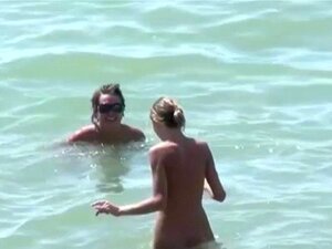 Des adolescentes s'amusent à des souvenirs d'été de plage nus