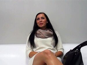 Belle brune avec de bons seins baisée au casting - Baiser jusqu'à