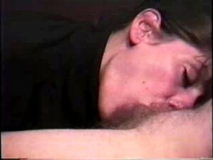 Femme sexy fait une gorge profonde