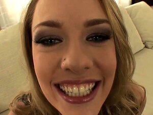 La bombe Blue Angel adore le sexe brutal avec des fessées