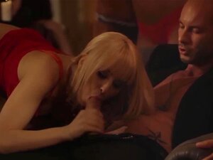 Aleska Diamond s'amuse avec des amis lors d'une orgie