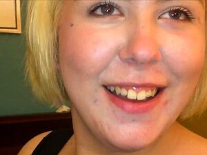 Chubby Cutie première double pénétration pendant un GangBang