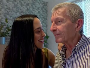 Sexe hardcore cutie chaud avec un vieux mec qui donne le plus