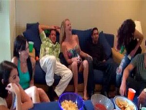 Les mignonnes jouent aux strip-teaseuses et baisent