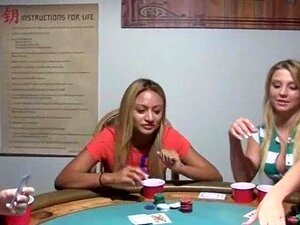 nouvelles étudiantes baisant lors d'une soirée poker