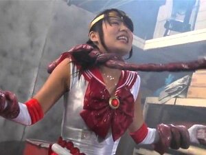 Une jolie fille asiatique en uniforme réalise ses fantasmes