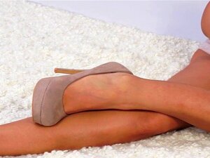 Une salope se fait gicler sur les pieds. La salope se fait gicler