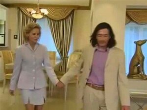 Une MILF riche se fait prendre par le cul