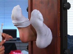 Tchèque chatouillant avec des chaussettes et des pieds