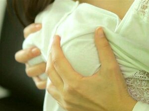 Goûtant des nanas à la chatte rasée et savoureuse. Le mec baise la