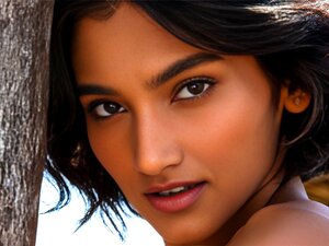 Strip-tease en plein air de beauté MILF indienne