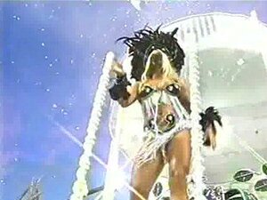 Sorcière Joana Prado avec chatte dehors dans 2000 carnaval Vai-Vai
