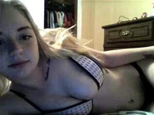 Une mignonne blonde avec des gros seins se masturbe en webcam