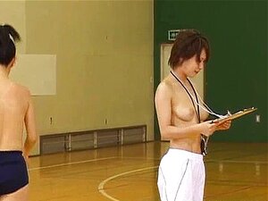 Super chaudes filles japonaises exhibant leurs seins