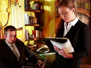  La secrétaire Maddy OReilly séduit son patron timide en se
