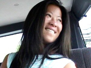 Chatte asiatique serrée dans le BangBus, voici un vieux copain ! En