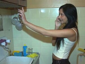 La salope brune misha suce en faisant ses valises et rebondit. Elles