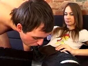 Sissy boy bâillonné et dominé avec un énorme gode-ceinture