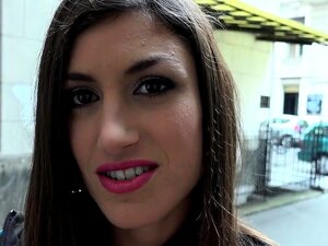 Une belle espagnole poilue baise une grosse bite
