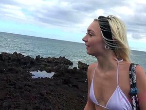 Chloé se rend à Hawaii et à la plage nudiste !