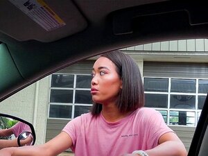 Petite brunette asiatique mignonne coincée dans une baise à la