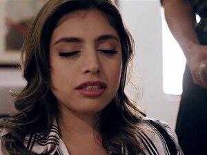 Troublé avec une petite bite à gros seins baisée par son psychiatre