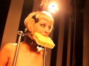 Les tétons lesbiens dominés pincés. Les tétons lesbiens dominés