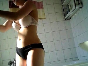 Ma belle demi-sœur (19 ans) filmée en douce