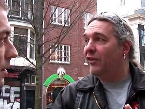 Une pute amsterdam en levrette baise un touriste, une pute amsterdamen