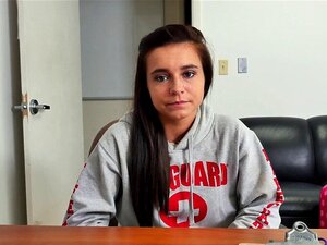 La brune exquise kharlie stone coitus dans le porno. Le mannequin