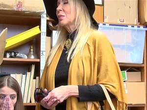 Samantha attrapée en train de voler à l'étalage et amenée au