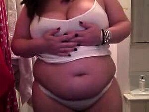 Une BBW aux gros seins se montre sous la douche