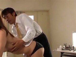 Une MILF asiatique sauvage joue l'infirmière sur le sol, le modèle