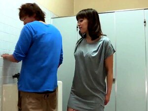Riho Mikami suce une bite raide dans des toilettes publiques