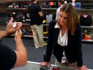 Une femme amateur aux gros nichons met en gage sa chatte pour un