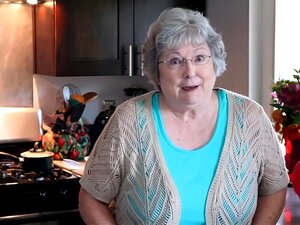 MAMIE RÉAGIT À DU PORNO DE MAMIE EN PLUS GRANDE QUANTITÉ !