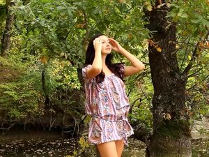 Obsession en plein air ? Gratidia de 18 ans entre dans les bois pour